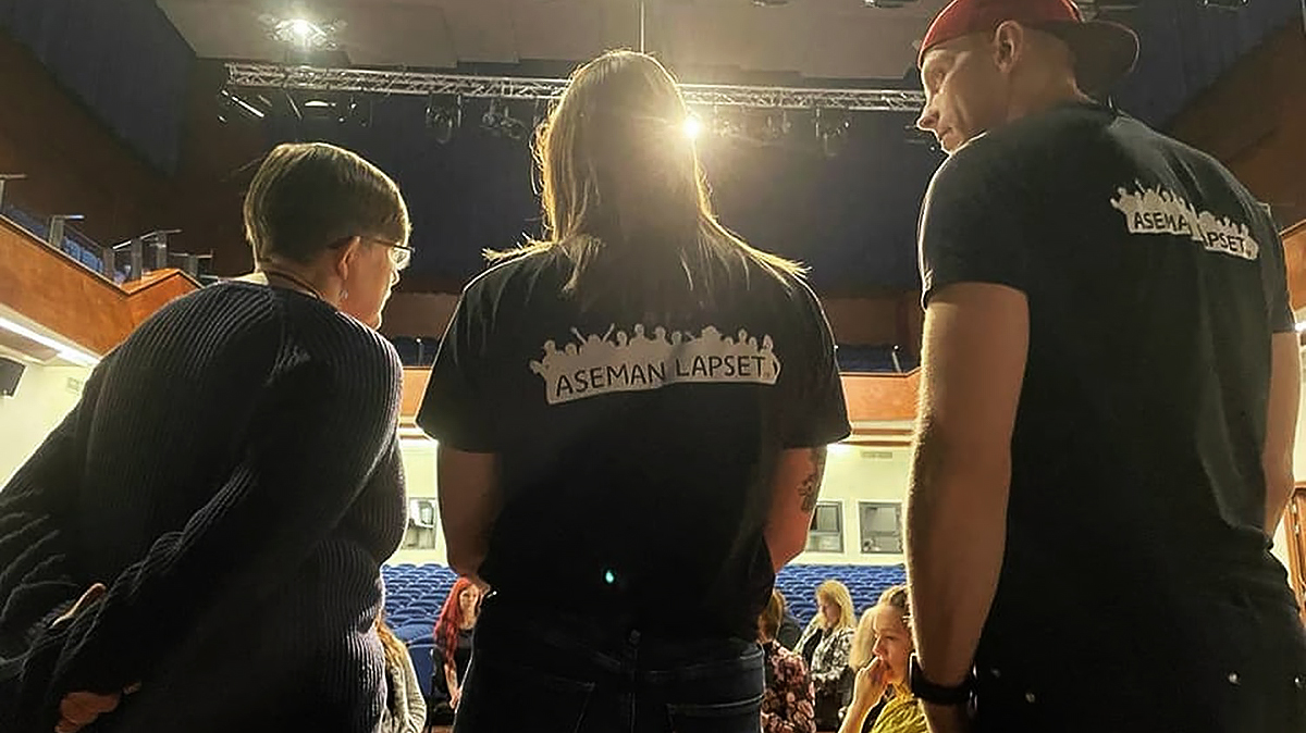 Aseman Lapset järjestön työntekijöitä takaa päin esiintymislavaa järjestämässä.