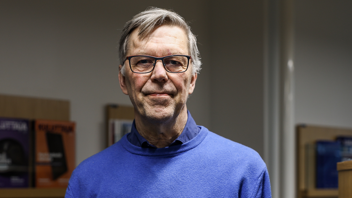 Pekka Hakkarainen THL:n kirjastossa.