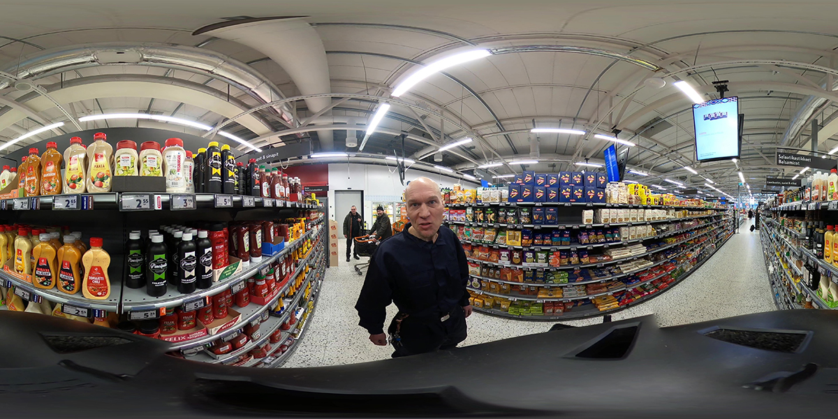 Laajakulmakuva ruokakaupasta.