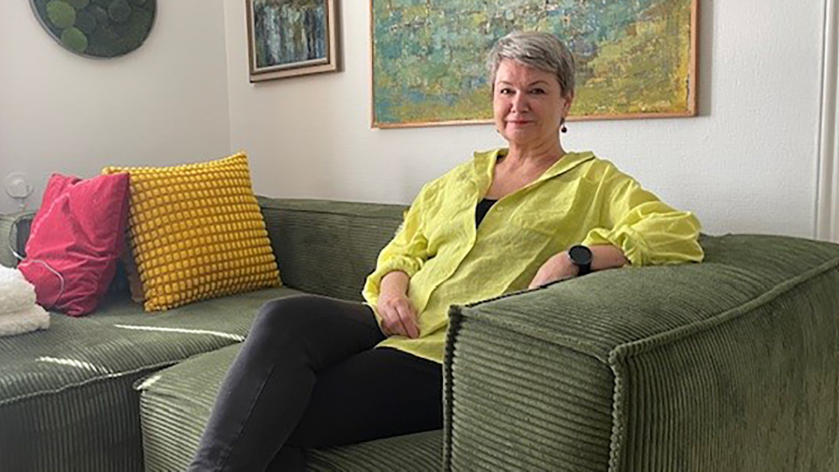 Salmivalli istuu sohvalla.