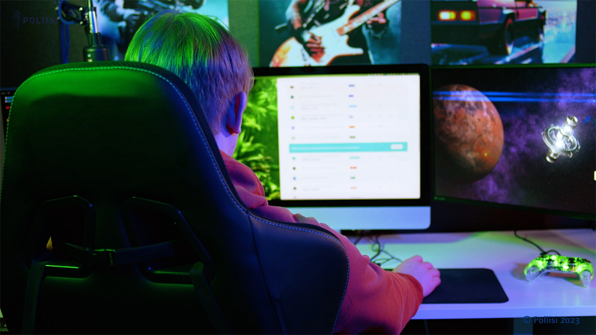 Nuori pelaa tietokoneella.