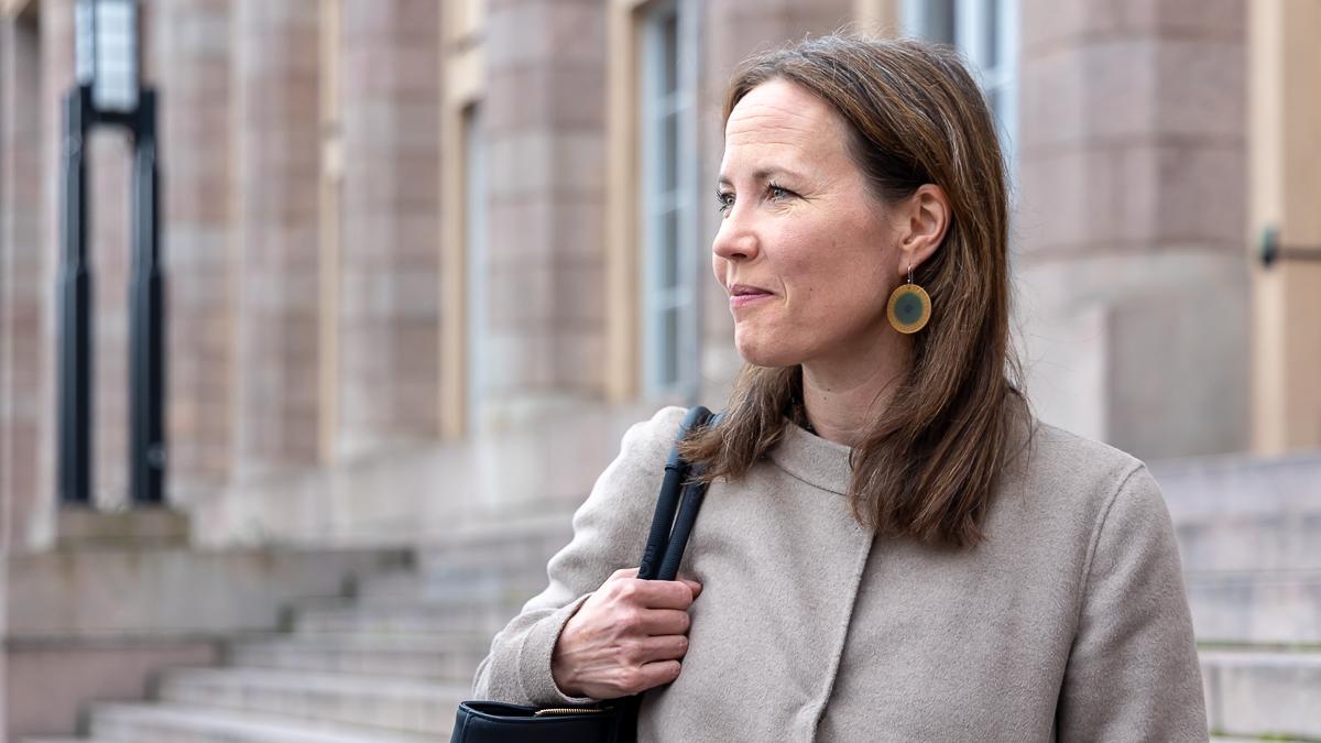 Julia Korkman Helsingin rautatieaseman portailla.