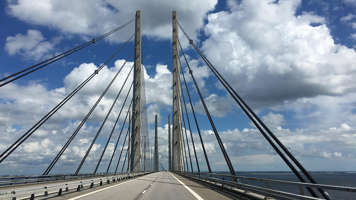 Auton sisältä katsottuna Ruotsin ja Tanskan välinen Juutinrauman silta.