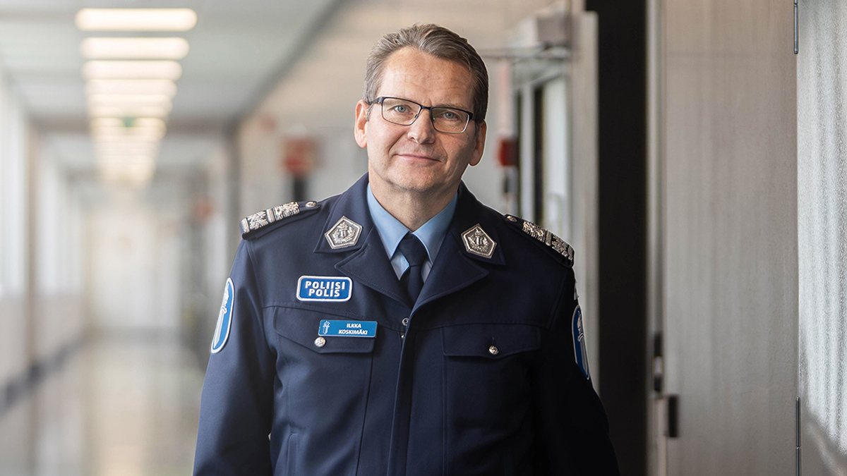 Poliisiylijohtaja Koskimäki virkapuvussaan käytävällä.