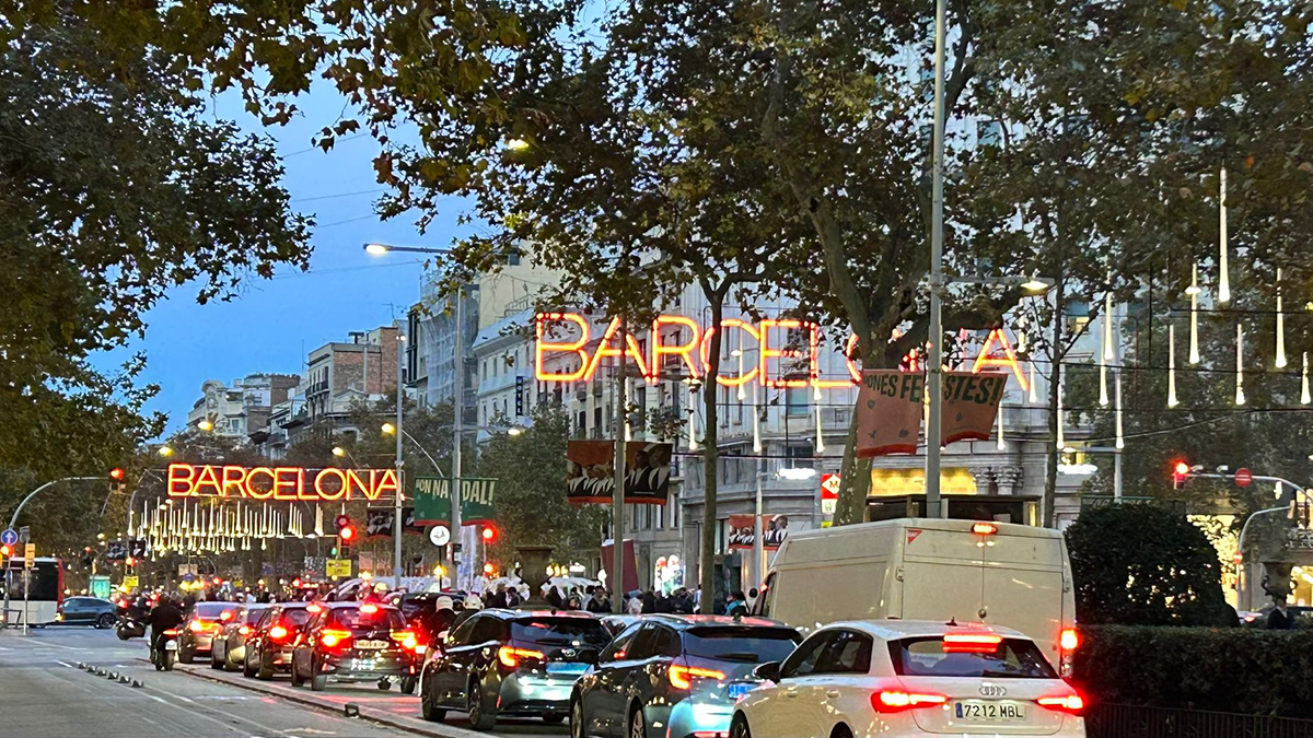 Musiikkisoitin nuoren kädessä.