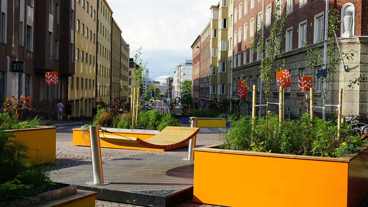 Istumisalue Helsingin Kallion kävelykadulla.