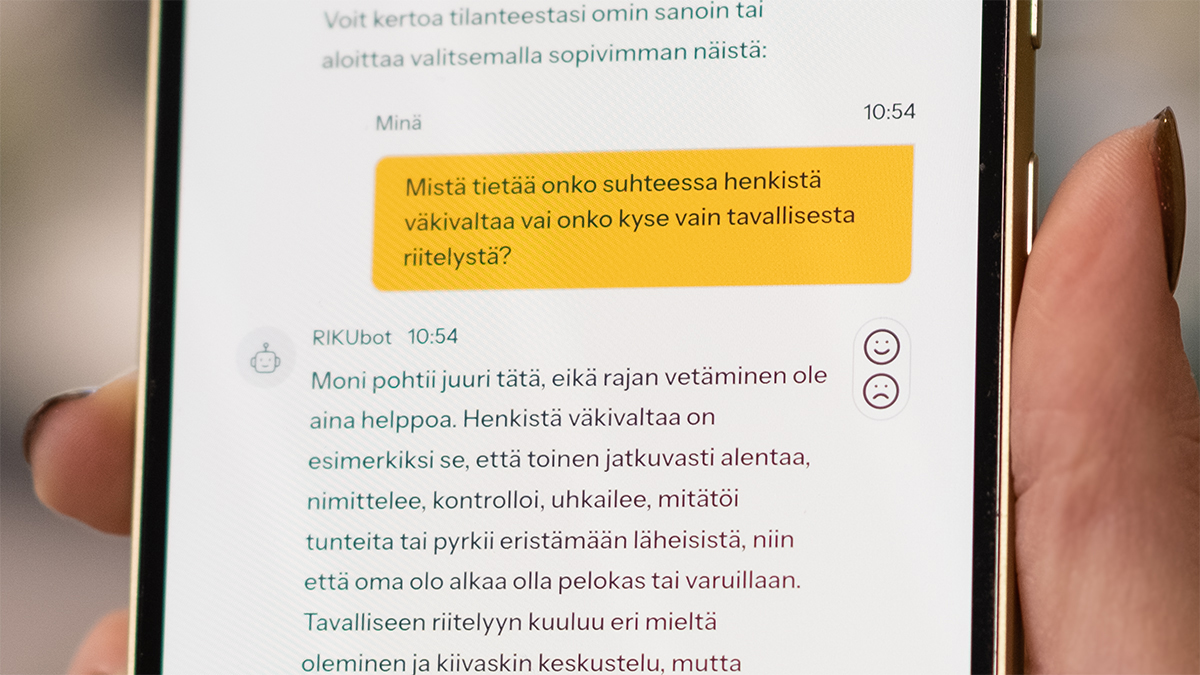Puhelimen näytössä näkyy chattibotti.