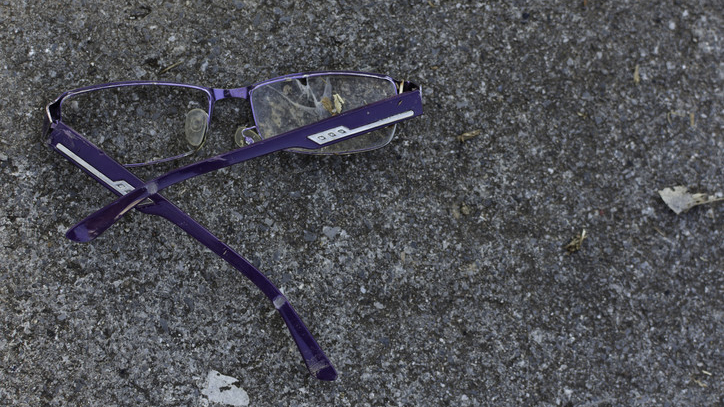  Trasiga glasögon på gatan.
