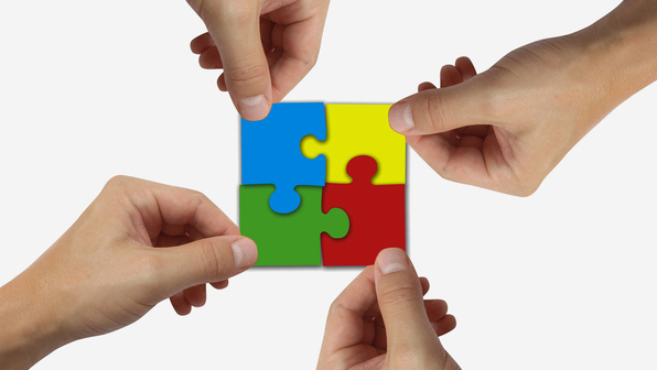 Händerna kopplar ihop pusselbitarna.
