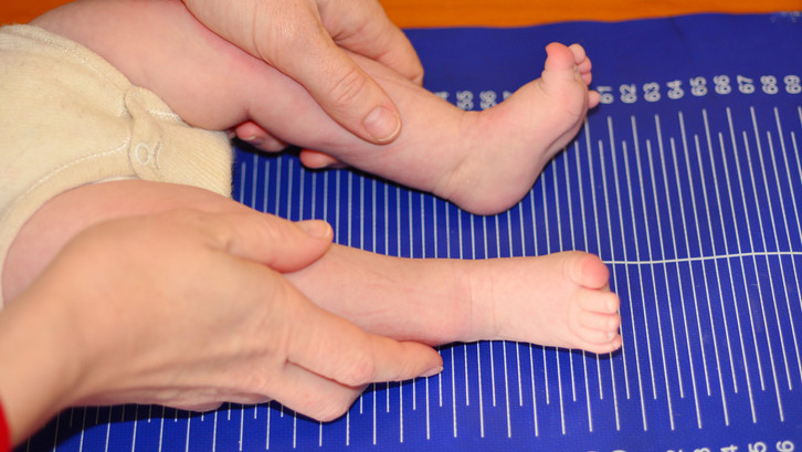 Vauvan pituuden mittaus neuvolassa.