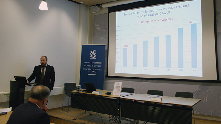 Markus Alanko esittelee petoskatsausta.