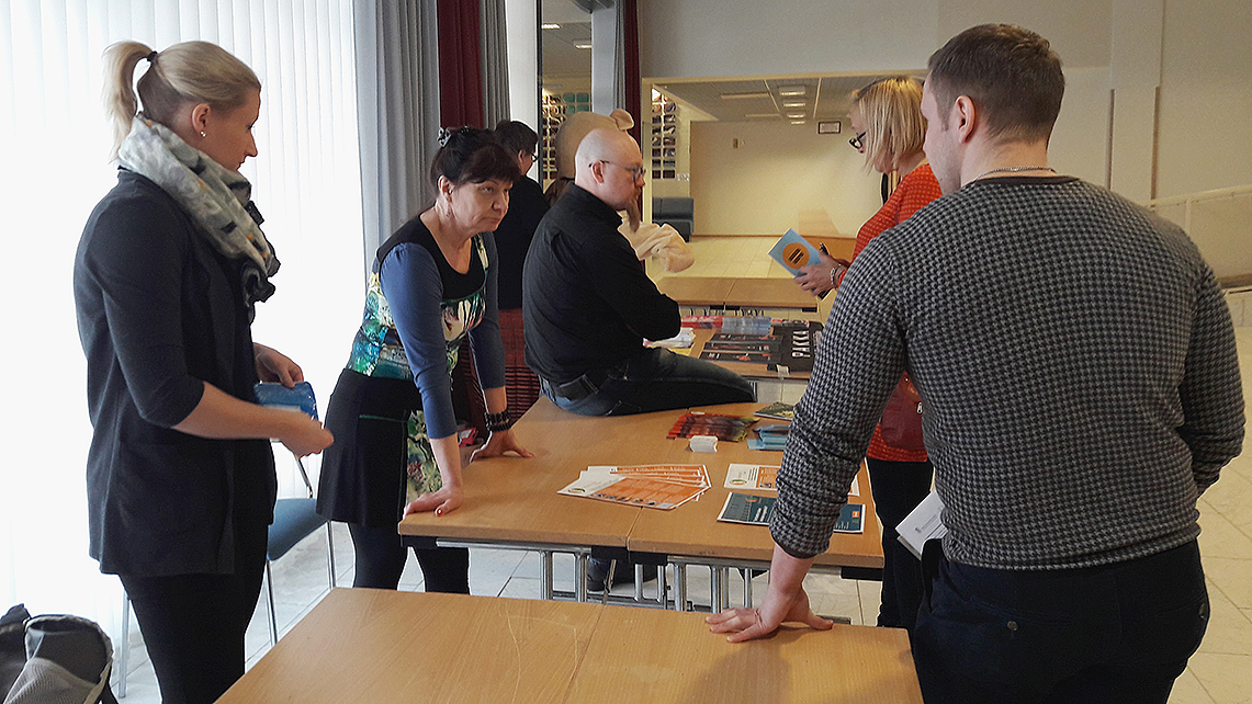 Järjestöt esittelivät toimintaansa Warkaus-salin aulassa seminaarin tauoilla