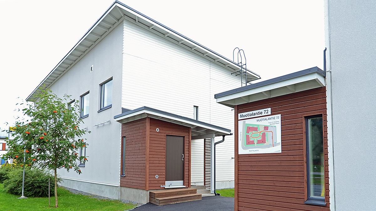 Talon sisäänkäynti Muotialan asuinalueella Tampereella.