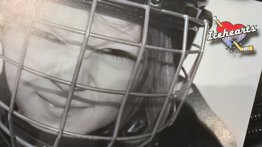 Toimintaesitteen kuvassa jääkiekkoileva poika.