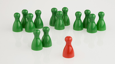 Pelinappularyhmä, josta erillään on yksi erivärinen nappula.