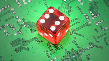 Noppa virtapiirin päällä.