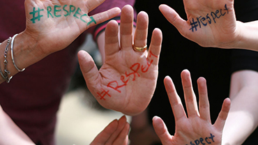 Ihmisten torjuviin kämmeniin kirjoitettu respect.