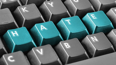 Näppäimistö, jonka eriväriset kirjaimet muodostavat sanan hate.