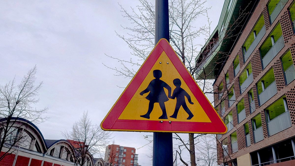 Varo lapsia -liikennemerkki asuinalueella.