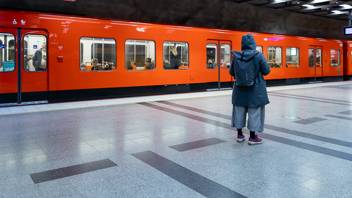Nainen seisoo Sörnaisten metroasemalla.