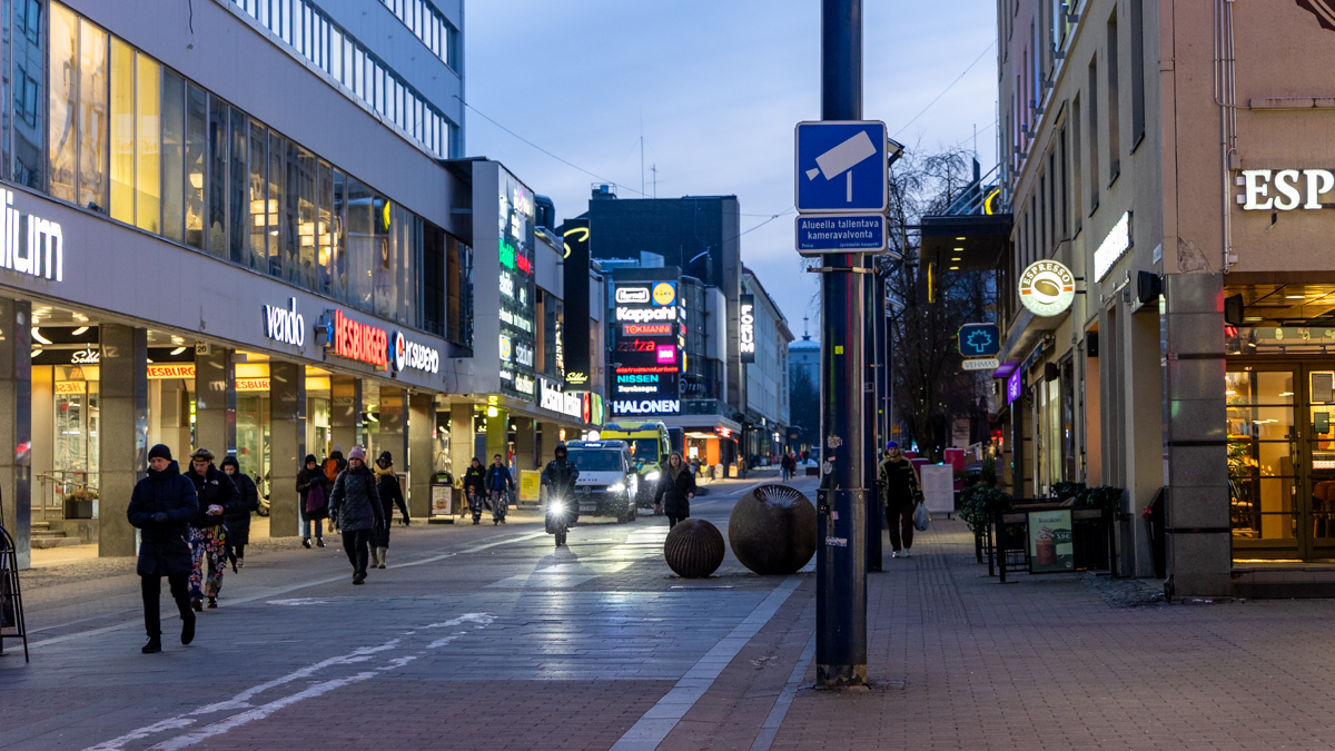 Iltanäkymä Jyväskylän kävelykadulta.