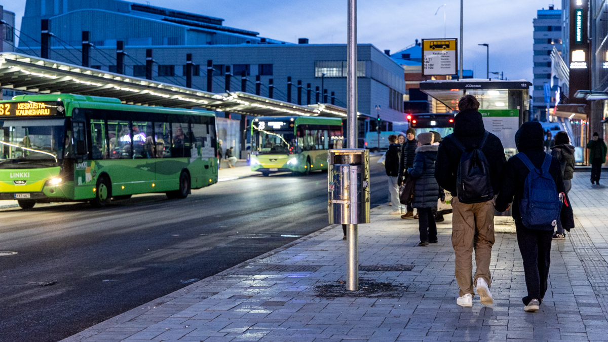 Nuoria kävelee Jyväskylä keskustassa.
