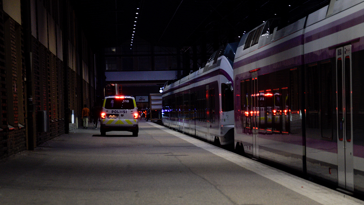 Yksinäinen poliisiauto Helsingin päärautatieaseman laiturilla pimeän aikaan.