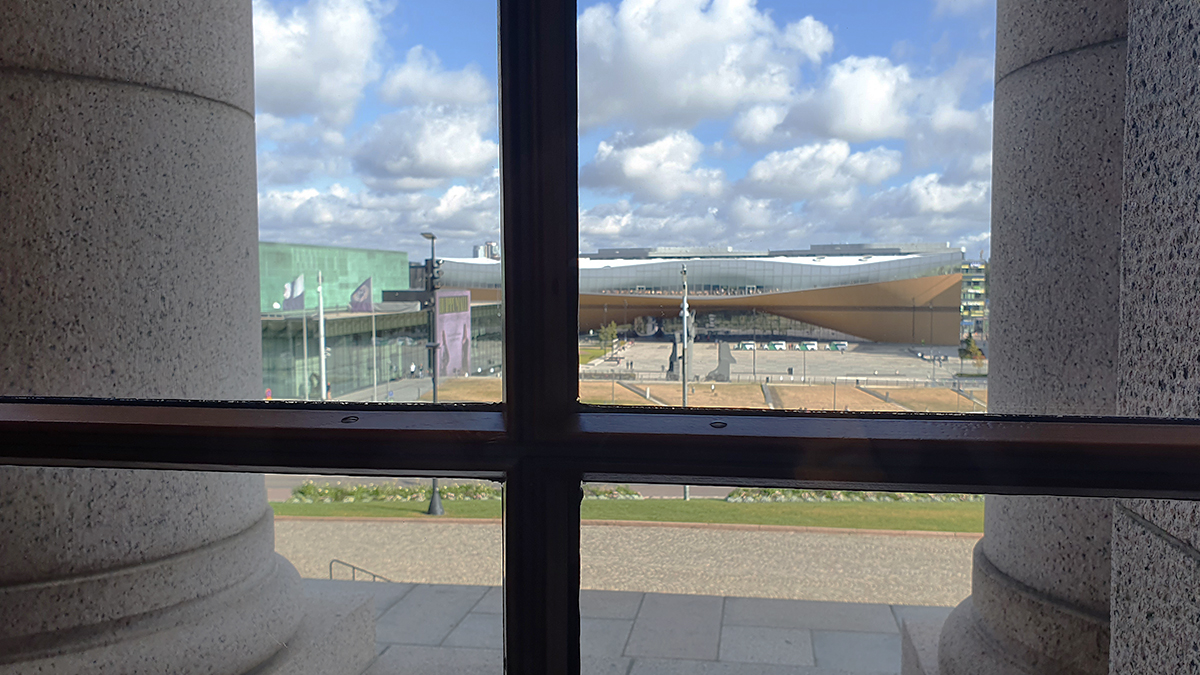 Näkymä eduskuntalon sisältä Oodi-kirjastoon.