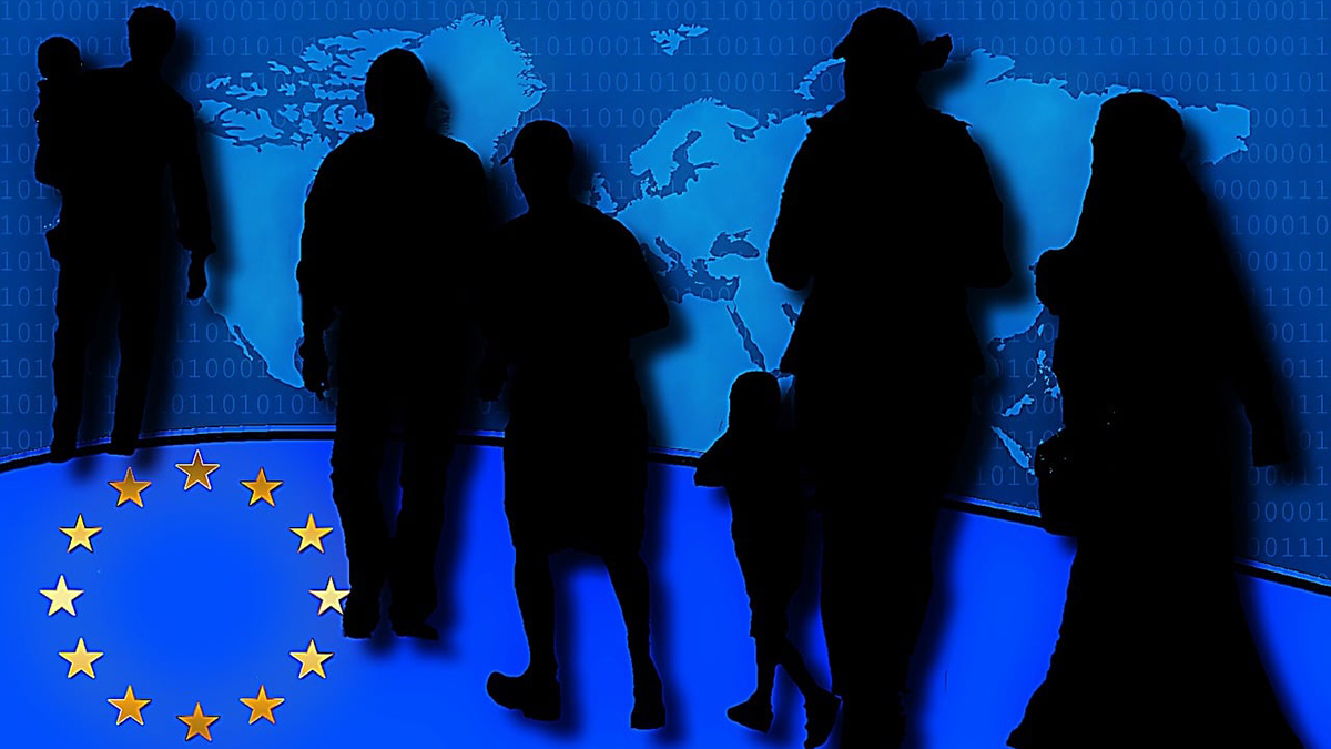 Ihmiset varjokuvia maailmankartan edessä.