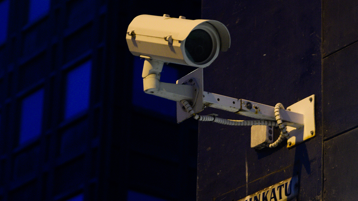 Valvontakamera talon seinässä pimeällä.