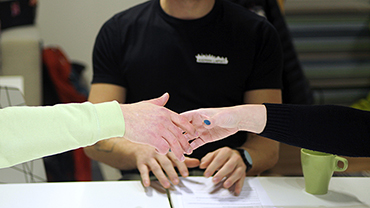 Skaka hand över bordet.